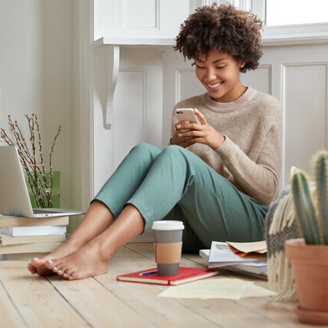 somfy-lady-sitting-on-the-ground-holding-smartphone