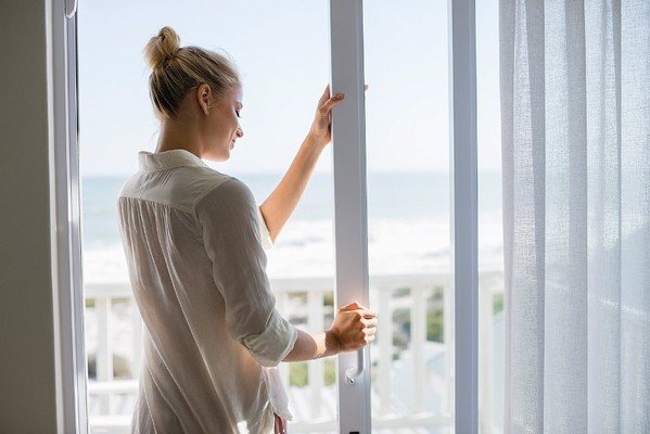 airing-window-women-air-quality